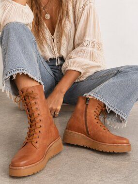 ANTHROPOLOGIE Silent D Udana Leather Combat Military Boot Tan NWOB Sz 7 (37)